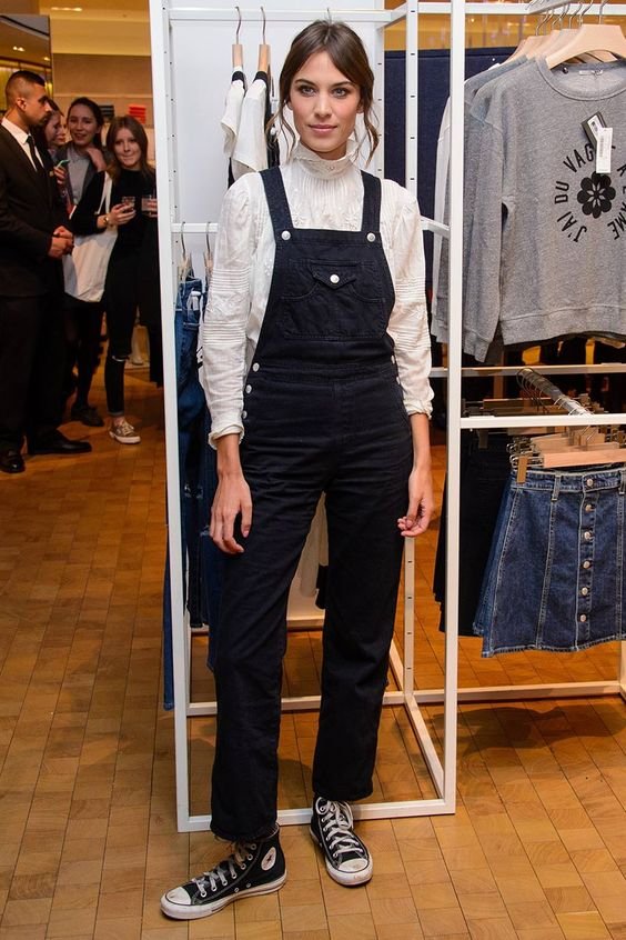 Converse negras con looks minimalistas